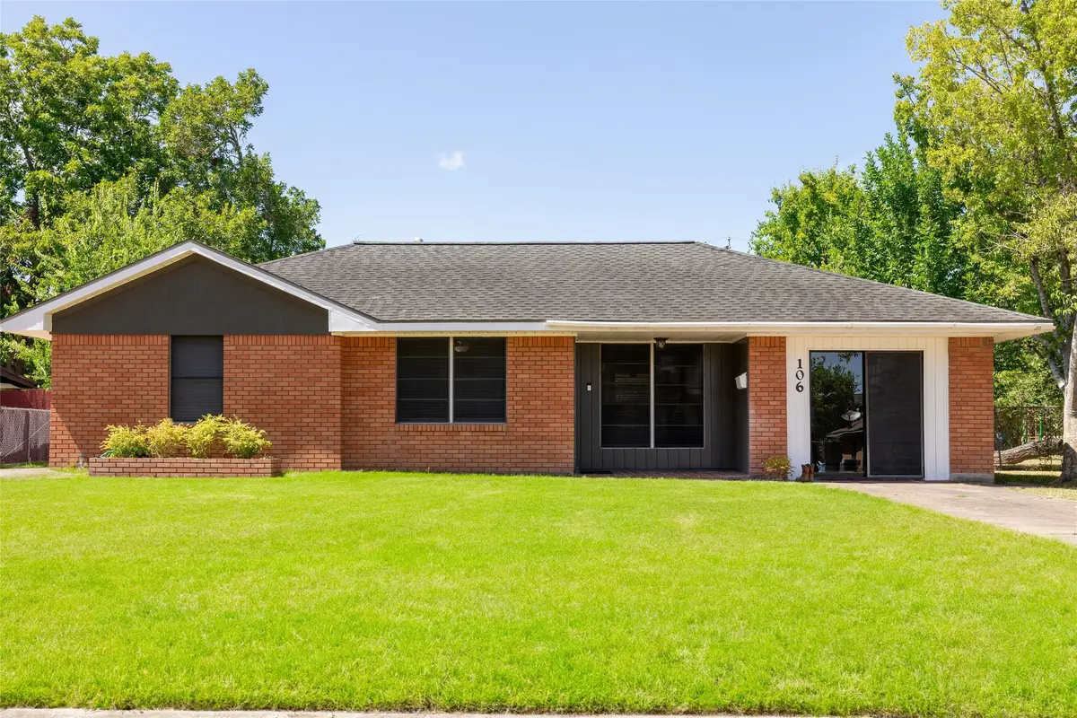 106 Mimosa St, Lake Jackson, TX 77566 - #1