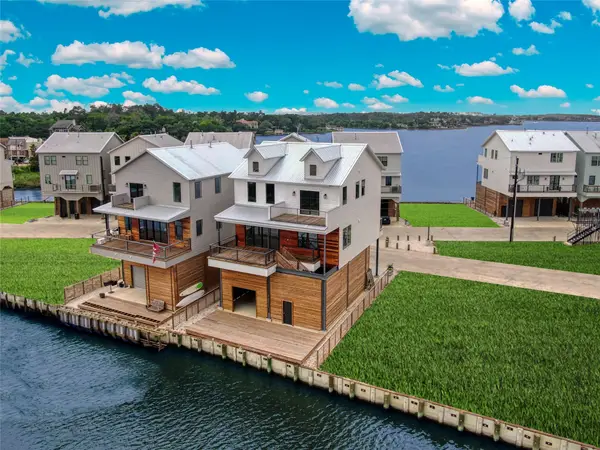 28 Cmdr Runco Lane, Taylor Lake Village, TX 77586