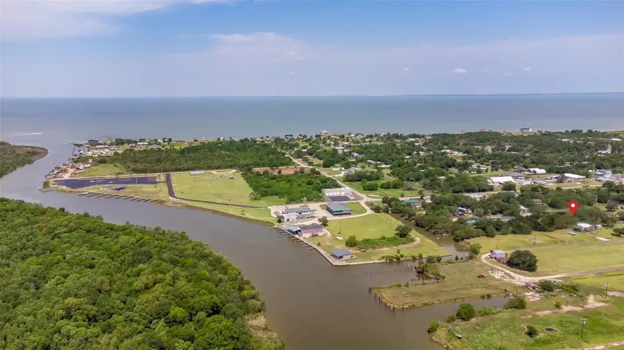 637 Troy Street, Anahuac, TX 77514 - Image #2