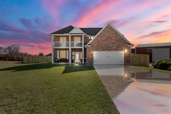 3226 Royal Palm Drive, Mont Belvieu, TX 77523