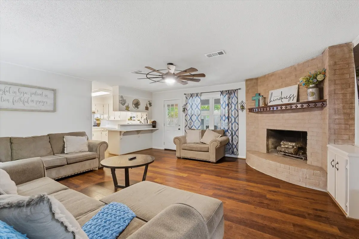 4014 Pin Oak Drive, Monterey Belvieu, TX 77523 - Image #1