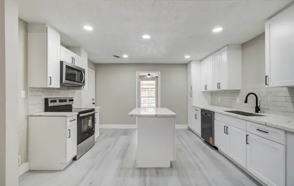 1007 San Jacinto St, Highlands, TX 77562