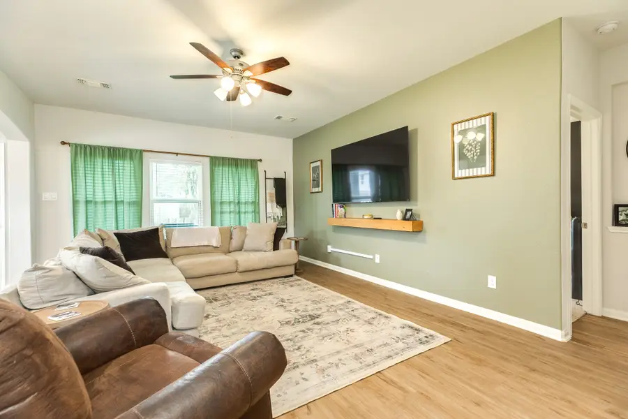 213 N Amherst Drive, West Columbia, TX 77486 - Image #3