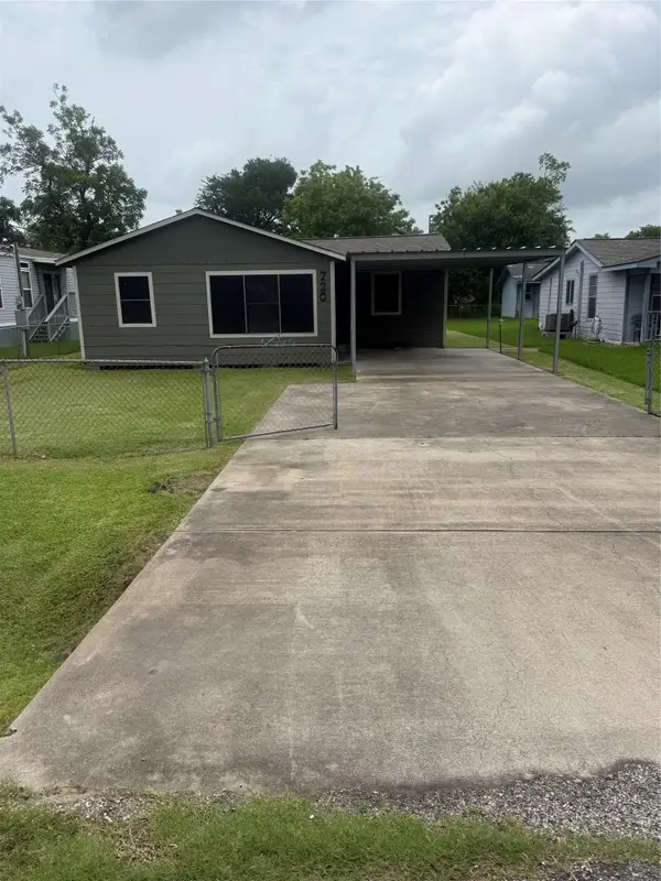 720 Austin Street, Clute, TX 77531