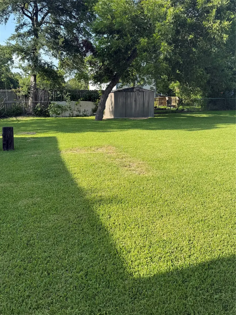 720 Austin Street, Clute, TX 77531 - #2