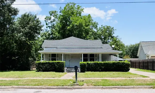 106 W Prairie Avenue, Eagle Lake, TX 77434
