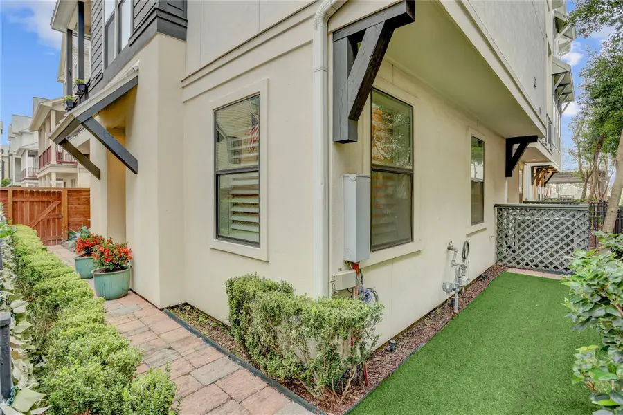 3225 Maxroy Street, Houston, TX 77008 - Image #3