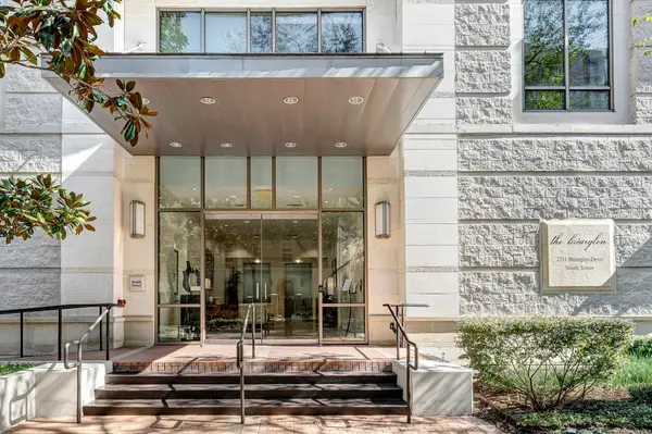 2211 Briarglen Drive #706, Houston, TX 77027