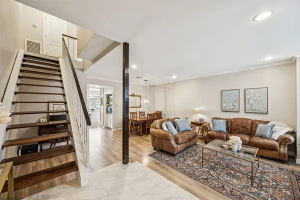 1223 Fountain View Drive #124, Houston, TX 77057