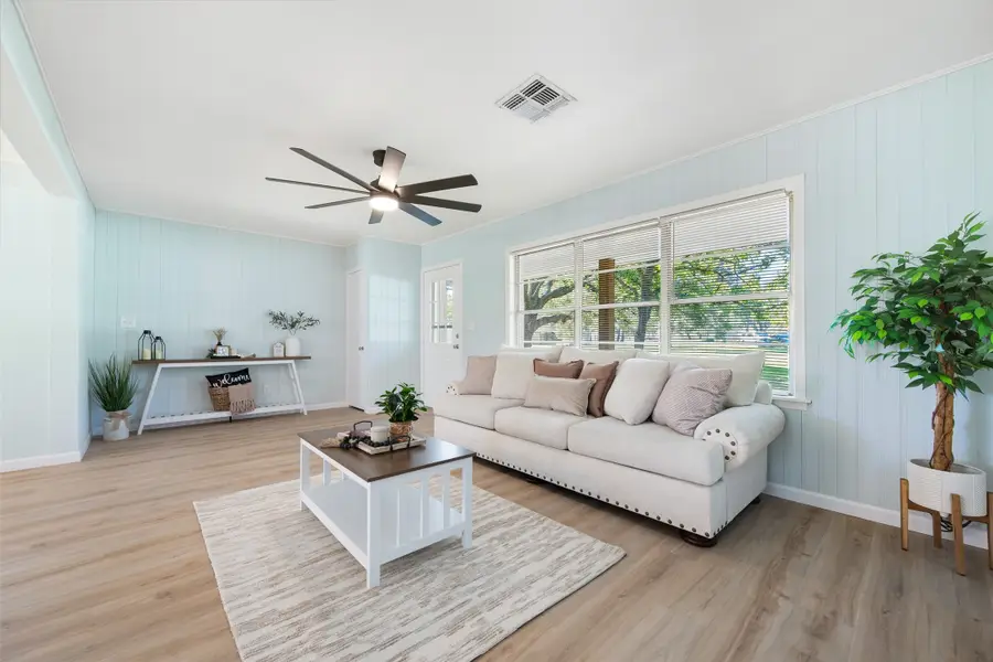 388 Delbur Street, El Campo, TX 77437 - Image #3