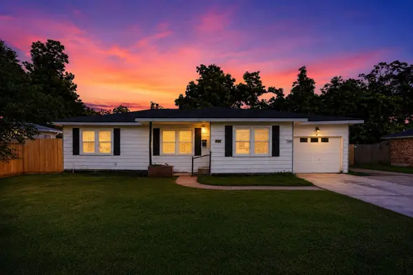 310 Nasturtium Street, Lake Jackson, TX 77566