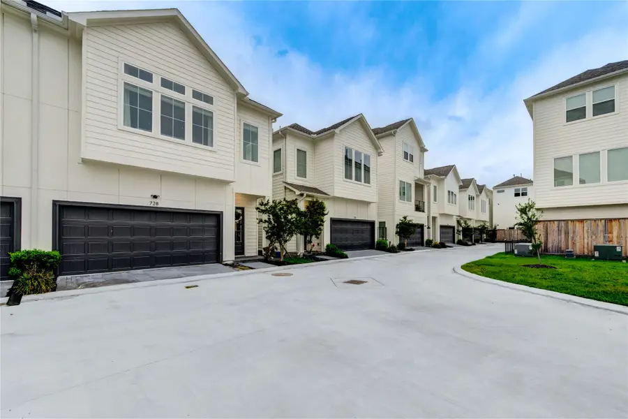 728 Carriage Knolls Drive, Houston, TX 77008 - Image #3