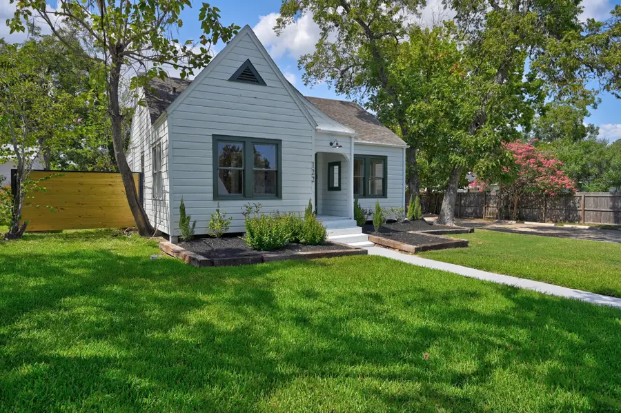 122 N Holland Street, Bellville, TX 77418 - #2