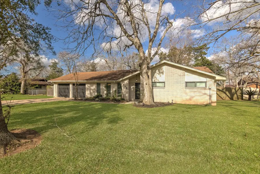 416 Southern Oaks Drive, Lake Jackson, TX 77566 - #2