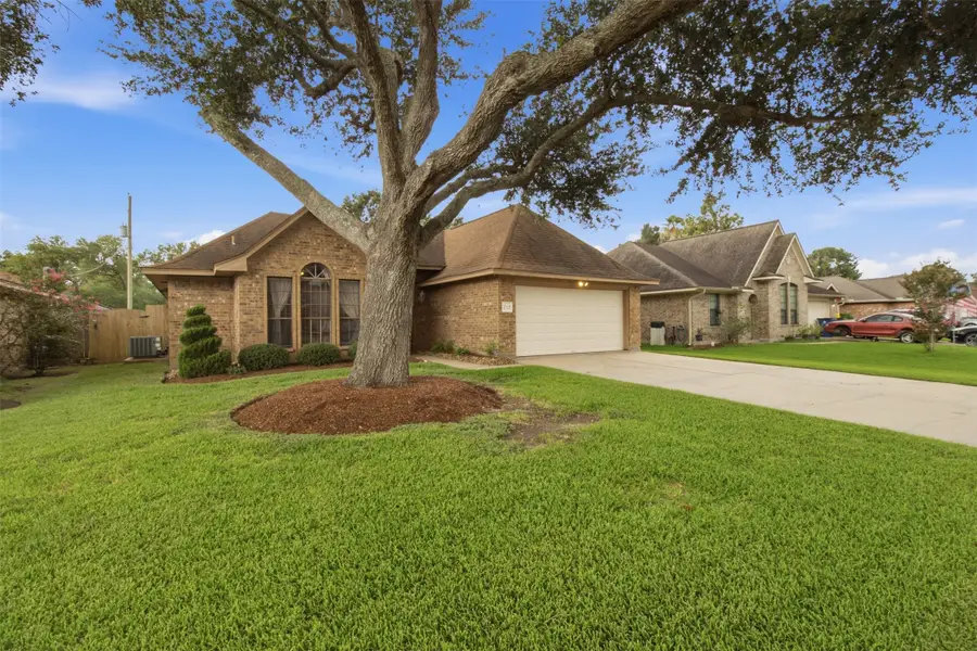 712 Manor Drive, Angleton, TX 77515 - #3