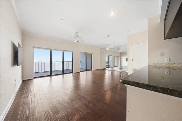 351 Lakeside Lane #304, Houston, TX 77058