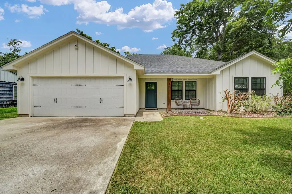 206 Southern Oaks Drive, Lake Jackson, TX 77566 - #1