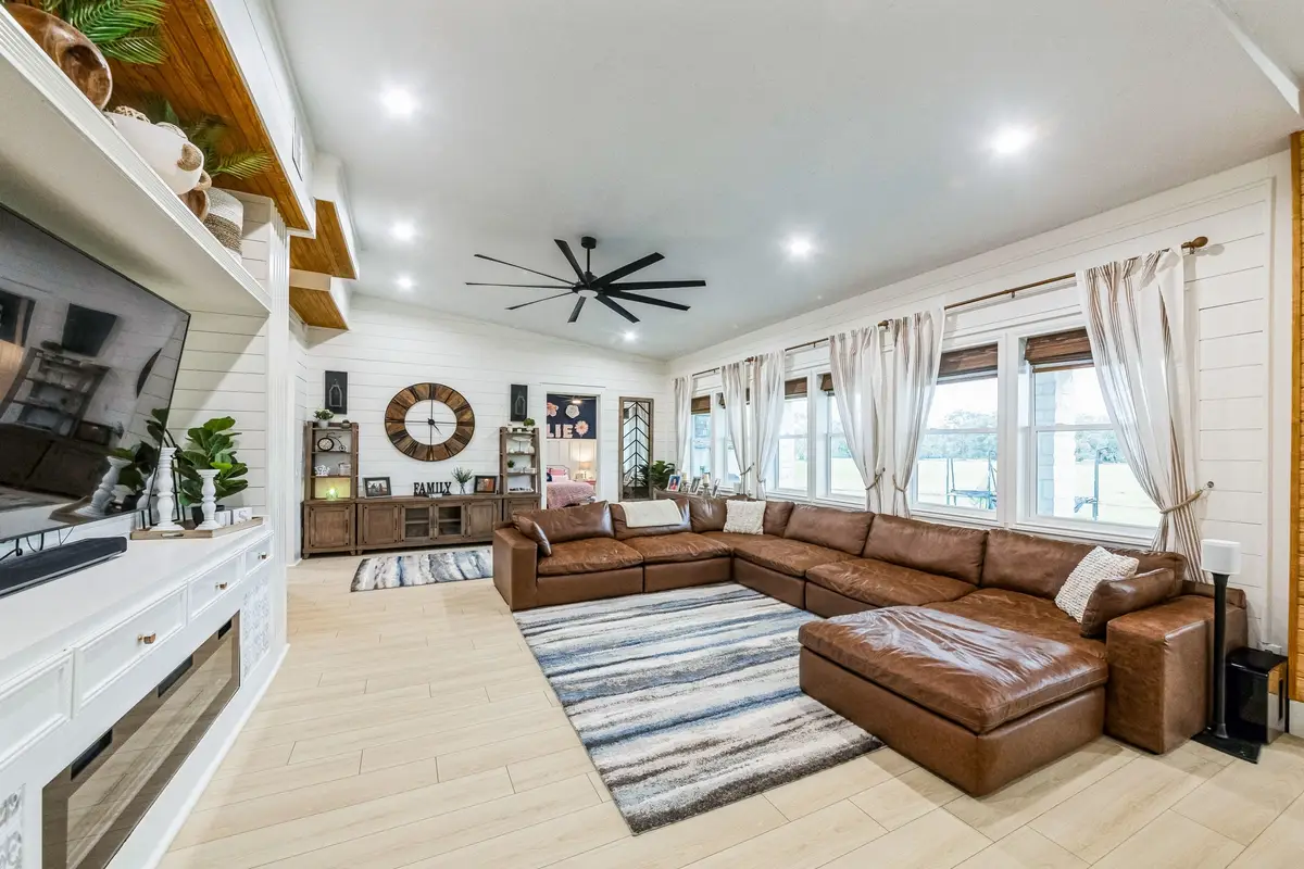 209 Horse Shoe Trail, Angleton, TX 77515 - Image #1