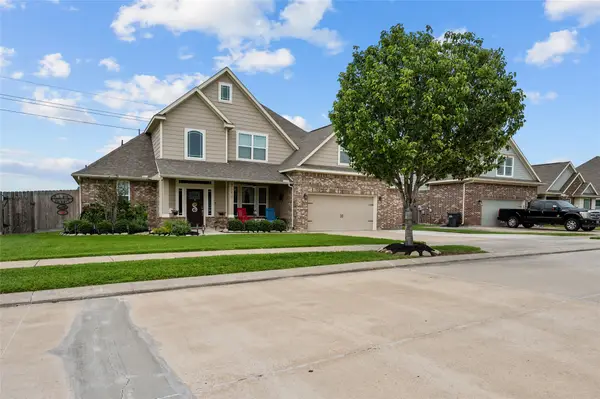 9723 Suffolk Downs Drive, Mont Belvieu, TX 77523