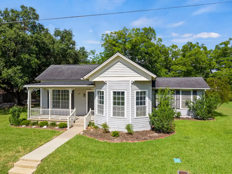 206 Mulberry Street, Hallettsville, TX 77964 - #2