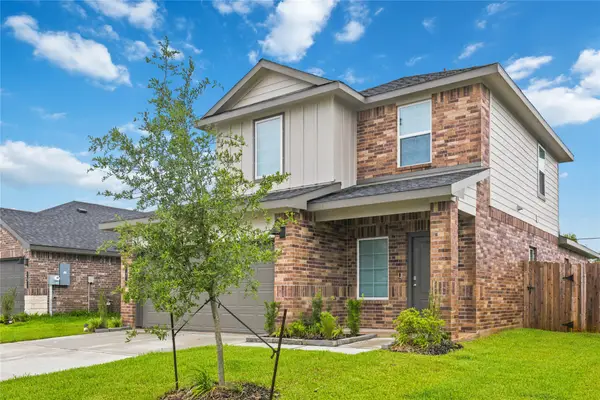 7 Robin Court, Angleton, TX 77515