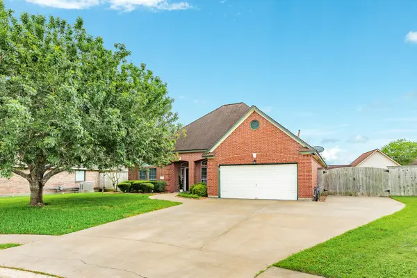 115 Warbler Ct, Richwood, TX 77531