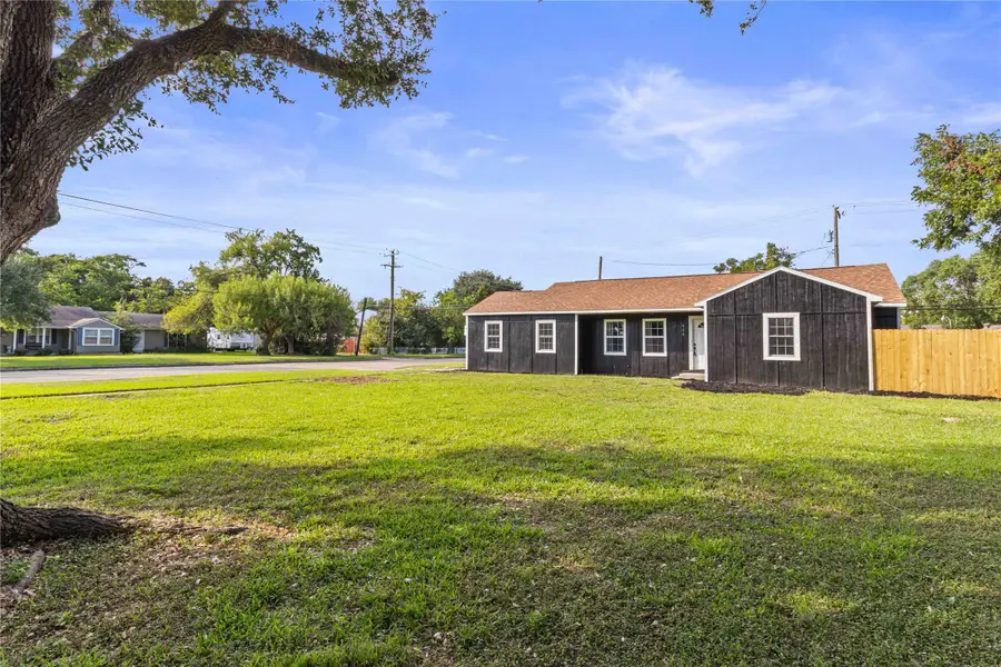 820 18th Avenue N, Texas City, TX 77590 - Image #2