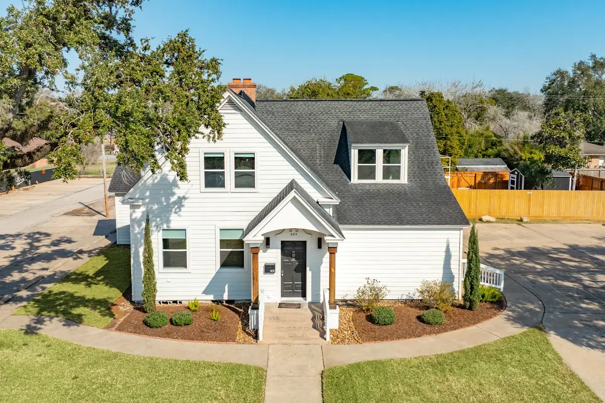 405 E Mulberry Street, Angleton, TX 77515 - #1