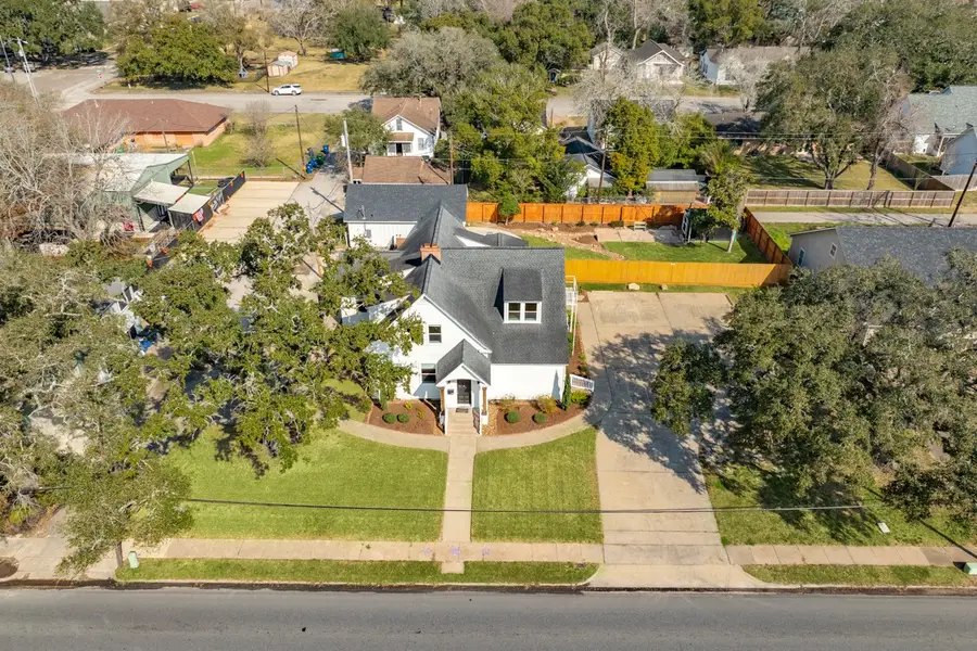 405 E Mulberry Street, Angleton, TX 77515 - #2