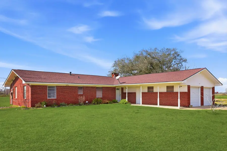 1839 W Henderson Rd, Angleton, TX 77515 - #2