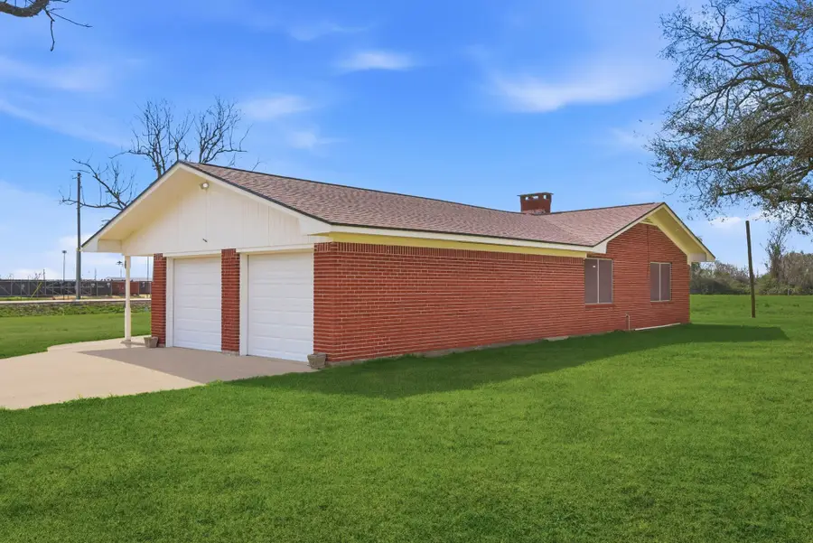 1839 W Henderson Rd, Angleton, TX 77515 - #3