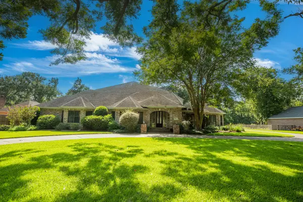 114 Rosewood Street, Lake Jackson, TX 77566