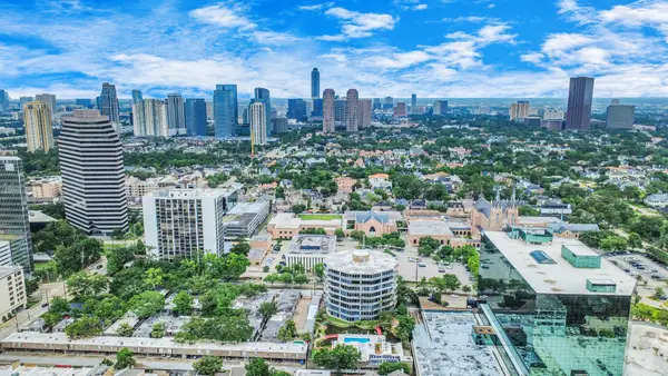 5050 Woodway Drive #7L, Houston, TX 77056