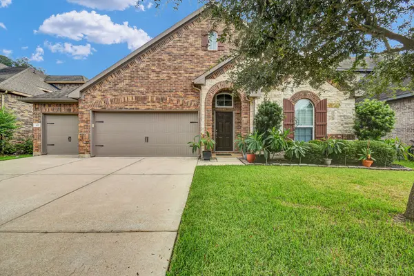 207 Timber Grove Court, Clute, TX 77531