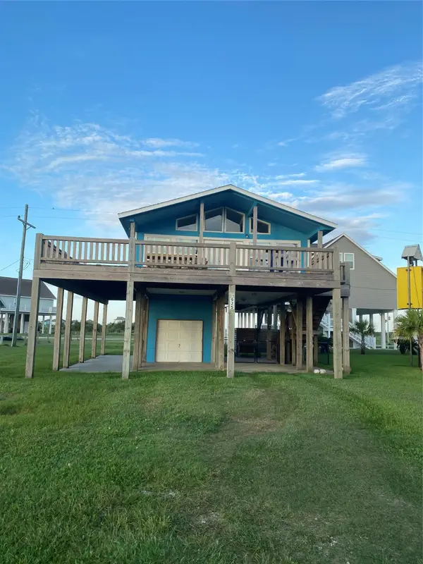925 S Honeysuckle Drive, Crystal Beach, TX 77650