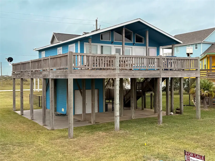 925 S Honeysuckle Drive, Crystal Beach, TX 77650 - Image #3