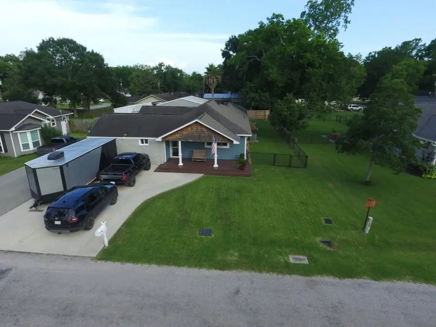 103 W Barrow Street, Dayton, TX 77535 - #2