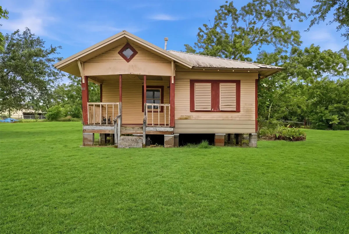 811 W Broad Street, Freeport, TX 77541 - #1