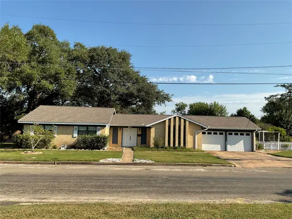 104 Hessler Drive, Hallettsville, TX 77964