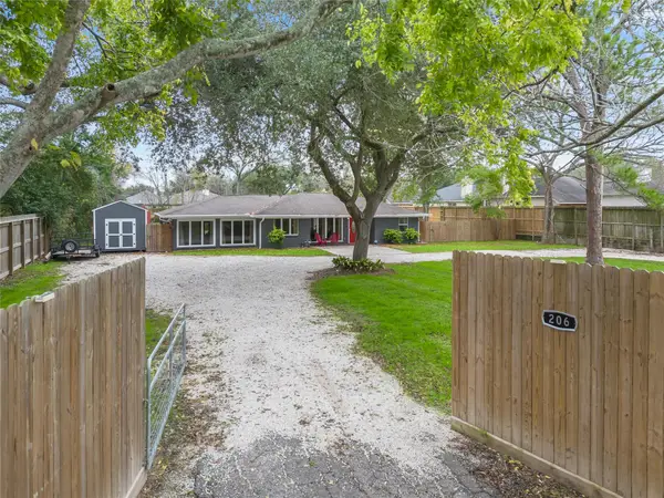 206 Texas Avenue, League City, TX 77573