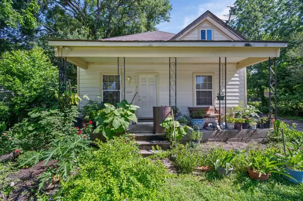 320 Eichwurzel Lane, Houston, TX 77009