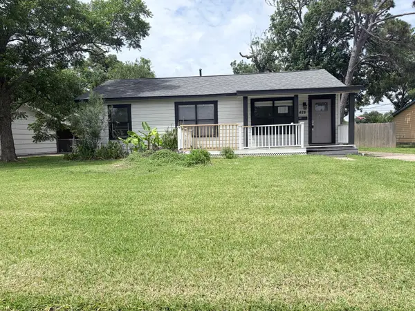 428 Azalea Street, Lake Jackson, TX 77566