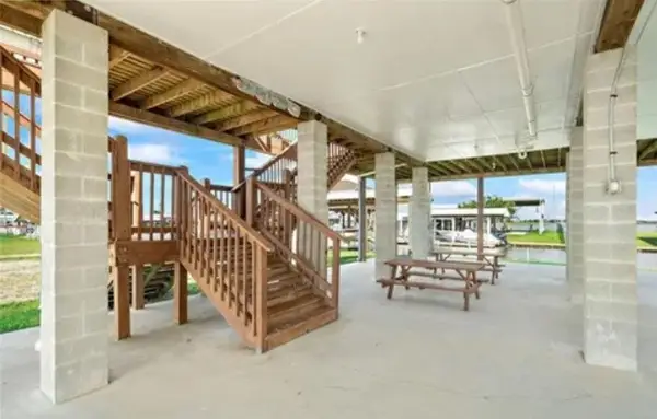 7004 Beau Terre Street, Hitchcock, TX 77563