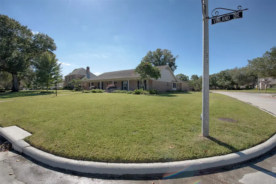 18502 Vinland Drive, Nassau Bay, TX 77058 - Image #2
