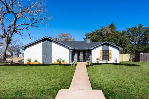 284 Mossy Meadow Drive, West Columbia, TX 77486