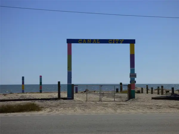 1105 Van Sant, Gilchrist, TX 77617