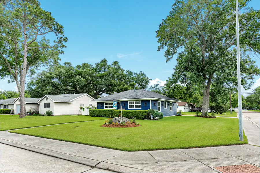 331 Redwood Street, Lake Jackson, TX 77566 - #2