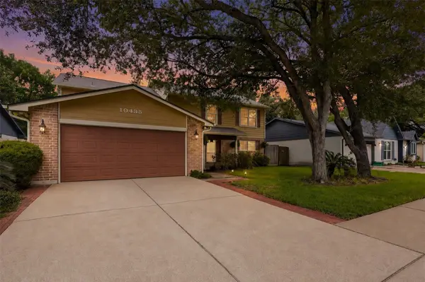 10435 Long River Drive, Sugar Land, TX 77498