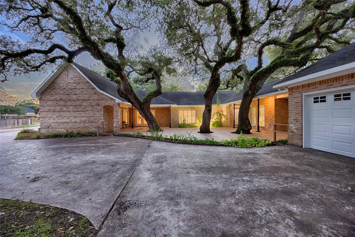 102 Creek Bend Lane, Columbus, TX 78934 - Image #1