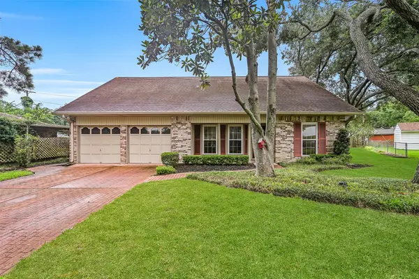 912 Oak Vista Court, Friendswood, TX 77546